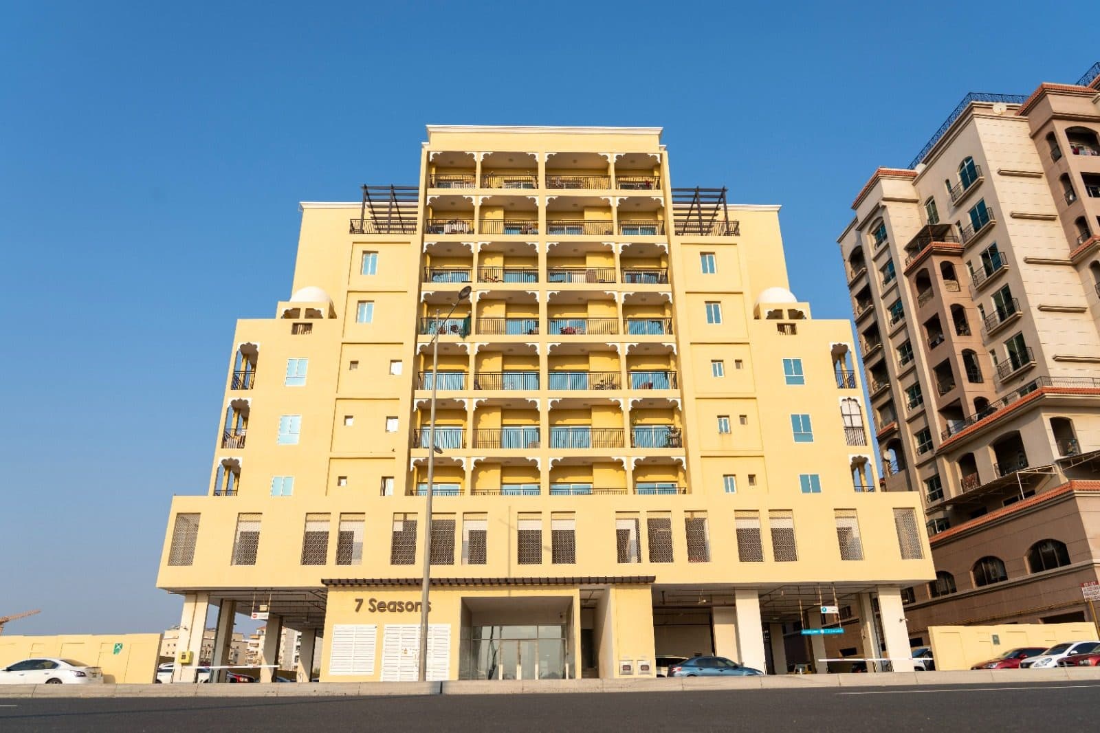 7 Seasons — Exterior front real